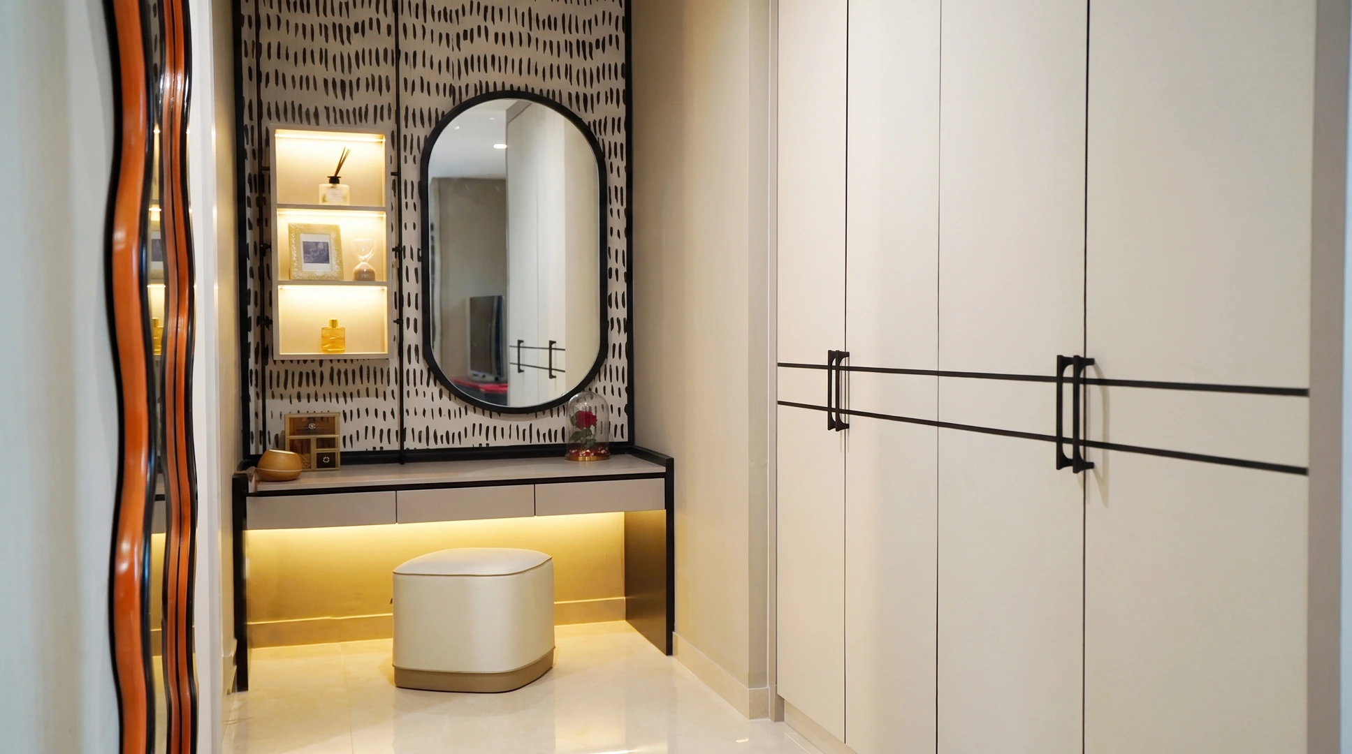 Vivre 3 Walk-in Closet